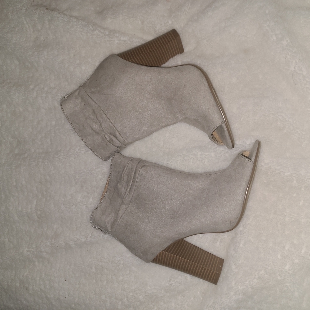 Express Size 10M  Faux Gray Suede - Picture 2 of 9